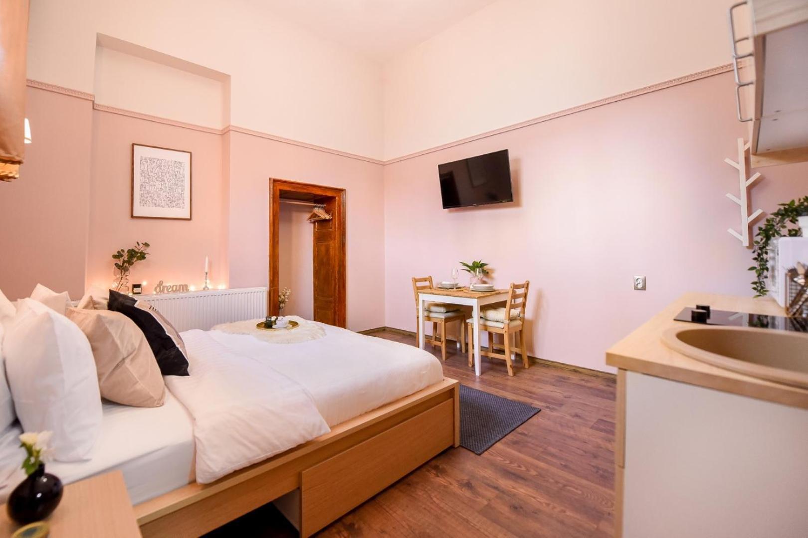 Historic Charm, Modern Comfort - Accommodation In The Heart Of The Old Town บูคาเรสต์ ห้อง รูปภาพ
